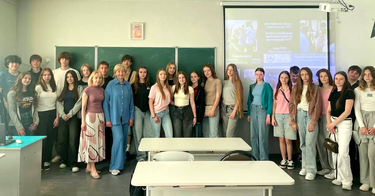 Спільна фотографія випускників та викладачів, які проводили профорієнтацію